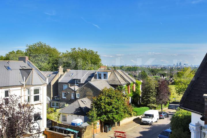 			Stunning Two Bedroom Property With roof Terrace !, 2 Bedroom, 1 bath, 1 reception Flat			 Womersley Road, Crouch End